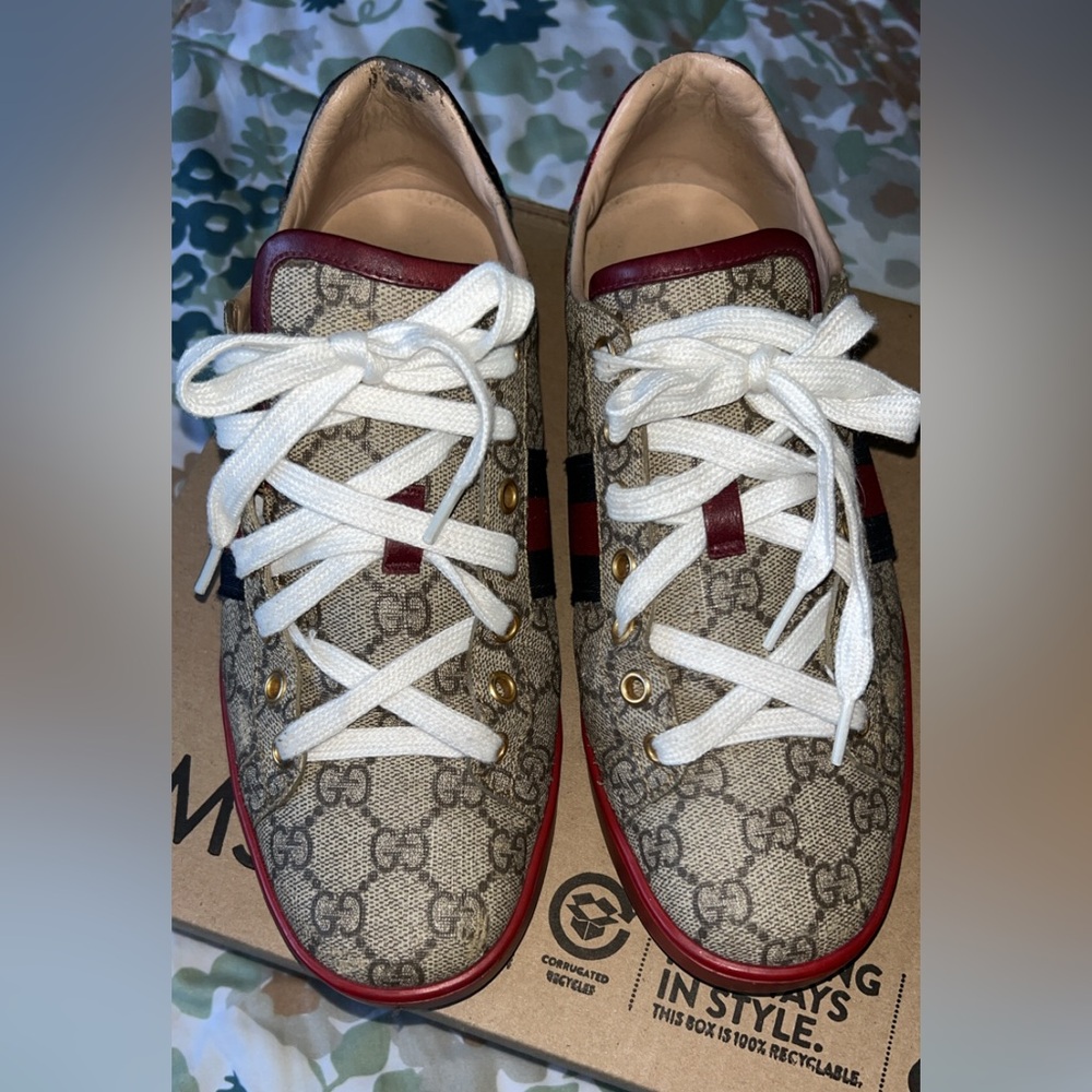 Gucci Women's Beige and Burgundy Sneakers size 9